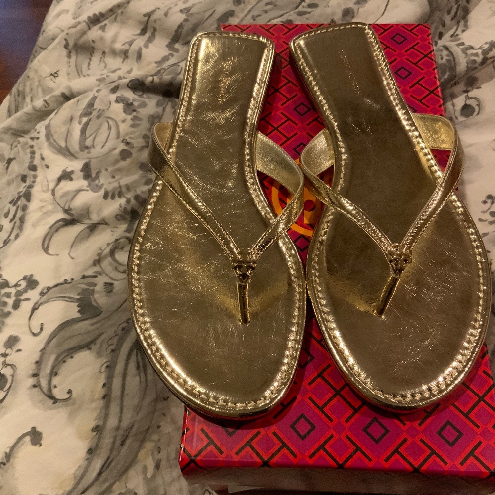 Tory Burch classic flip flop in spark gold BNIB, MSRP$178 A must have